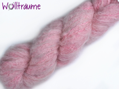 Flocke Erdbeermilch, handgefärbte Wolle von wollträume